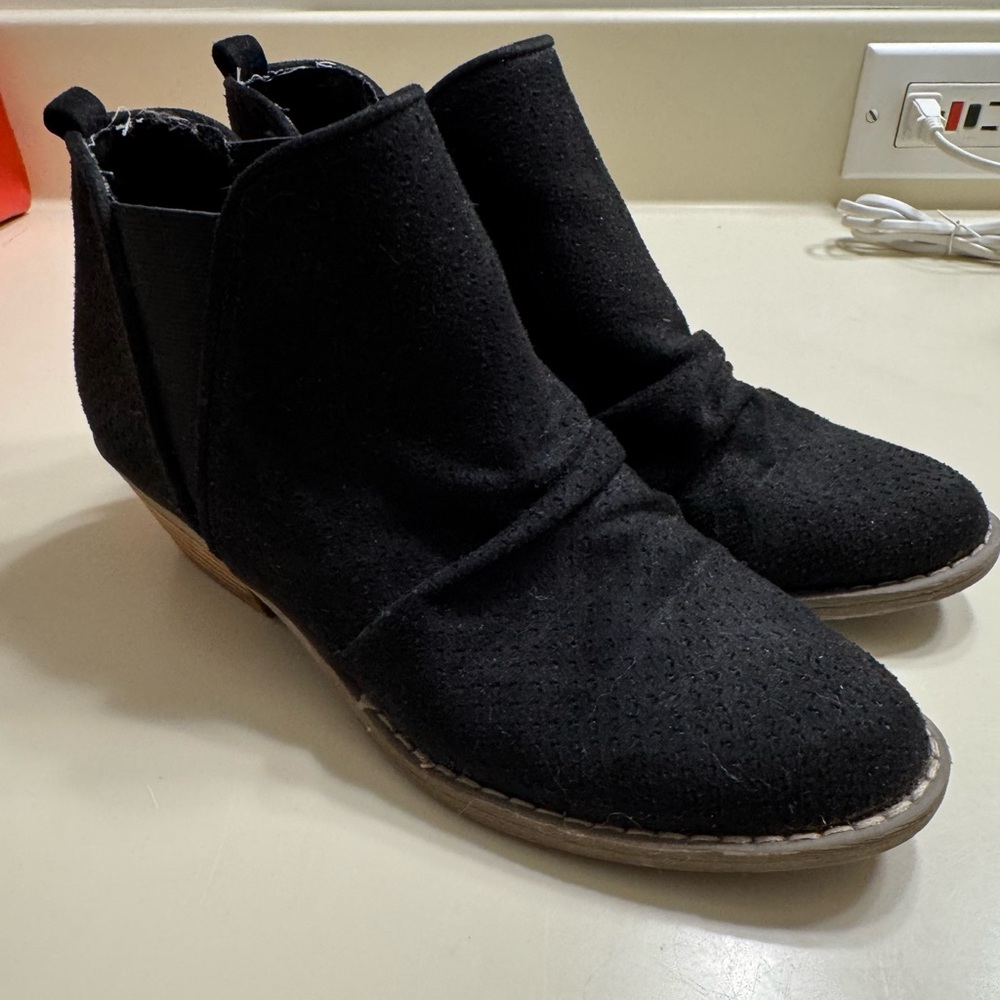 Report Boots Womens Sz 6.5 Black Perforated Suede Leather Pull On Scrunch Ankle